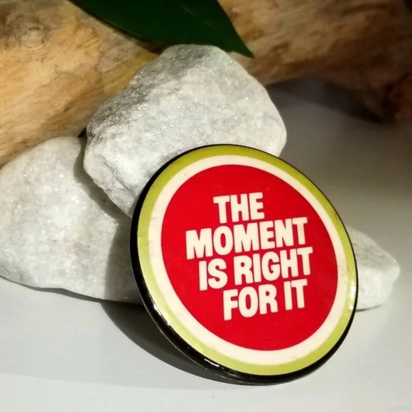 Vintage 1980’s Lucky Strike Button - Picture 1 of 7